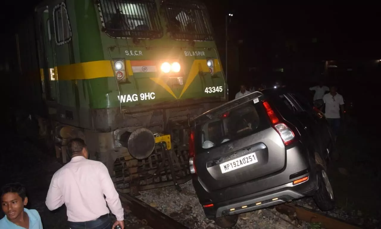 मालगाड़ी के इंजन की चपेट में आई कार, ड्राइवर समेत बाल-बाल बचा परिवार मालगाड़ी के इंजन की चपेट में आई कार, ड्राइवर समेत बाल-बाल बचा परिवार