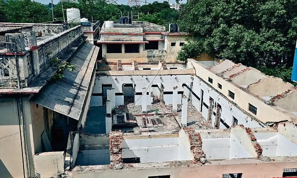एल्गिन में टूटा पुराना नर्सिंग हॉस्टल, ओपीडी, ओटी बनाने की प्लानिंग एल्गिन में टूटा पुराना नर्सिंग हॉस्टल, ओपीडी, ओटी बनाने की प्लानिंग