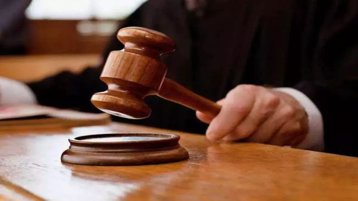 व्यक्तियों पर केवल छापेमारी के समय बार और रेस्तरां में मौजूद होने के लिए मुकदमा नहीं चलाया जा सकता है व्यक्तियों पर केवल छापेमारी के समय बार और रेस्तरां में मौजूद होने के लिए मुकदमा नहीं चलाया जा सकता है