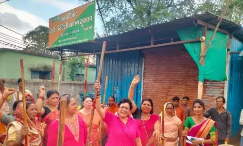 शराब दुकान हटाने के लिए हाथ में डंडा लेकर पहुंची महिलाएं