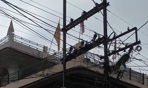 कहीं विद्युत पोल पर कब्जा तो कहीं खुले ट्रांसफार्मर