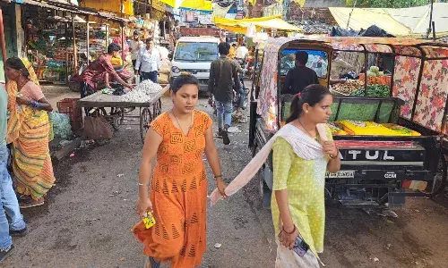 सडक़ पर दुकान, आवाजाही मुश्किल, समस्या पर ध्यान नहीं दे रही नगर पालिका
