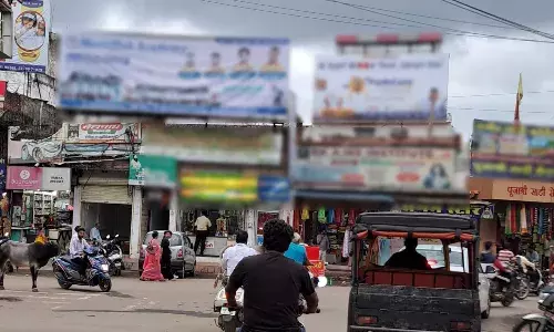 निजी छतों पर तने अवैध होर्डिंग में जारी होगा नोटिस