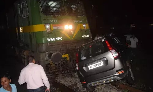 मालगाड़ी के इंजन की चपेट में आई कार, ड्राइवर समेत बाल-बाल बचा परिवार