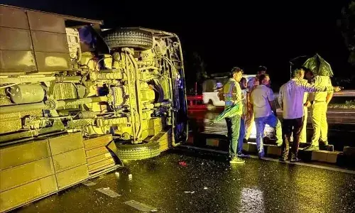 हाईवे पर पलटी बस, एक की मौत, नौ यात्री घायल, मोही घाट पर डिवाइडर से टकराकर टैंकर पलटा, टैंकर से बचने के प्रयास में अनियंत्रित बस भी पलटी
