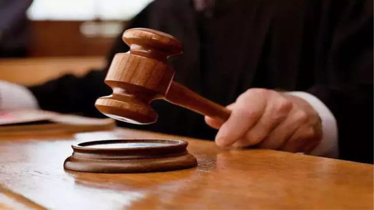 व्यक्तियों पर केवल छापेमारी के समय बार और रेस्तरां में मौजूद होने के लिए मुकदमा नहीं चलाया जा सकता है