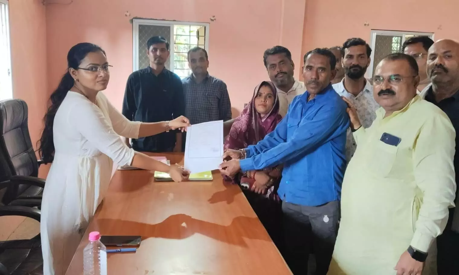 विभिन्न मांगों को लेकर पत्रकार संगठन ने मुख्यमंत्री के नाम कलेक्टर को सौंपा ज्ञापन विभिन्न मांगों को लेकर पत्रकार संगठन ने मुख्यमंत्री के नाम कलेक्टर को सौंपा ज्ञापन