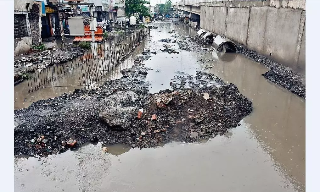 हल्की बारिश में ही शहर के कई क्षेत्रों में हुआ जलभराव, निगम के इंतजाम पूरी तरह नदारद हल्की बारिश में ही शहर के कई क्षेत्रों में हुआ जलभराव, निगम के इंतजाम पूरी तरह नदारद