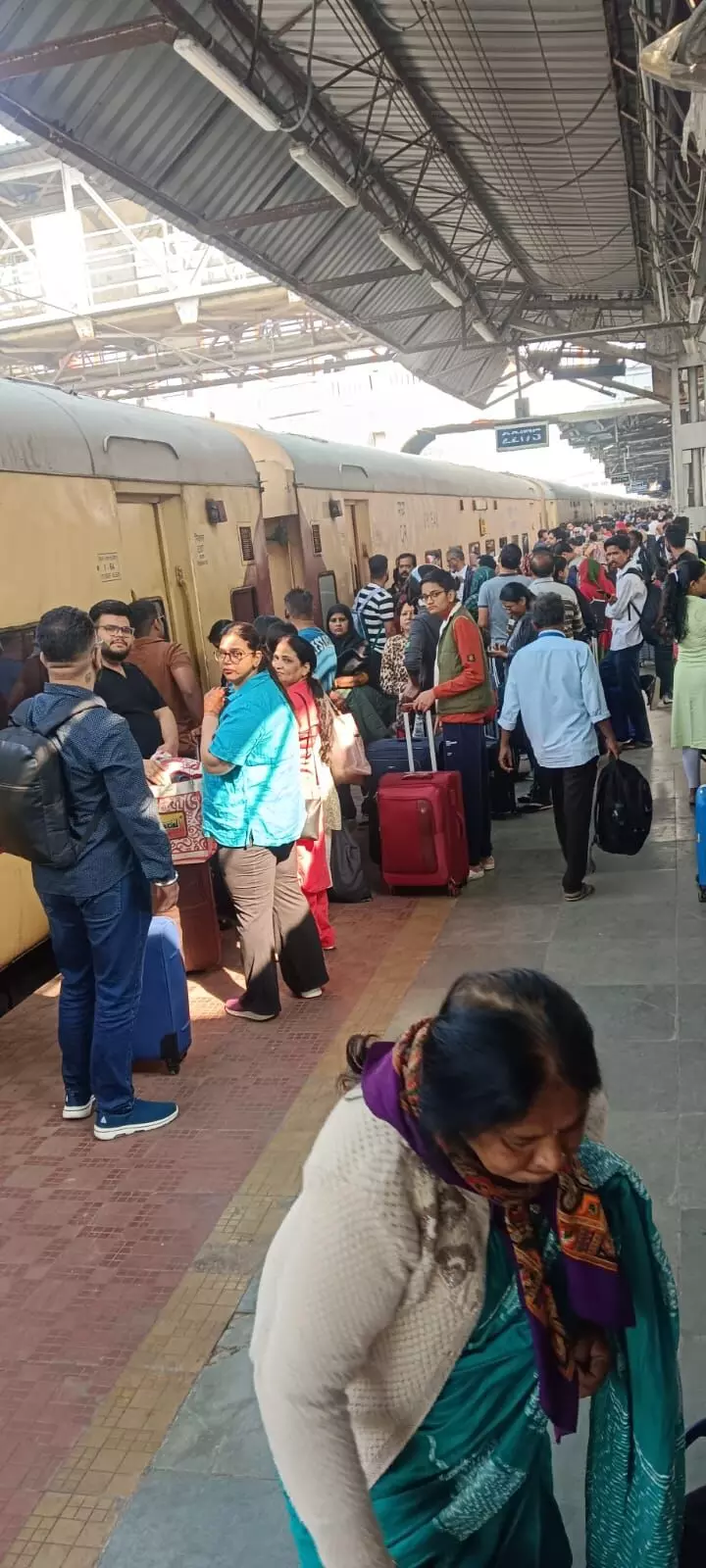 नागपुर स्टेशन पर देरी से पहुंची ट्रेनें , 5-5 घंटे यात्रियों को करना पड़ रहा इंतजार नागपुर स्टेशन पर देरी से पहुंची ट्रेनें , 5-5 घंटे यात्रियों को करना पड़ रहा इंतजार
