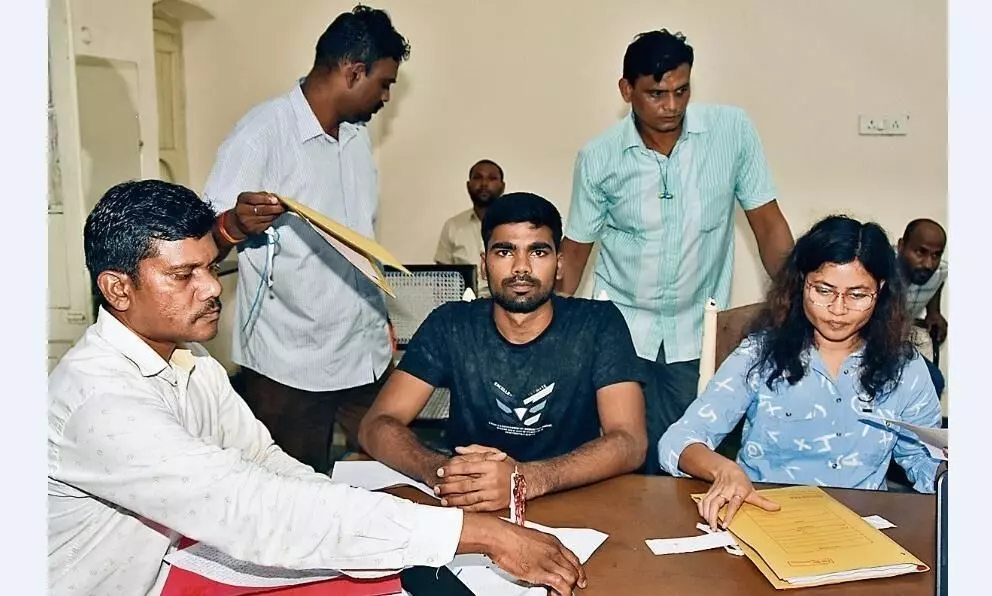 तीन हजार की रिश्वत लेते पुराने बस स्टैंड में पटवारी को दबोचा तीन हजार की रिश्वत लेते पुराने बस स्टैंड में पटवारी को दबोचा