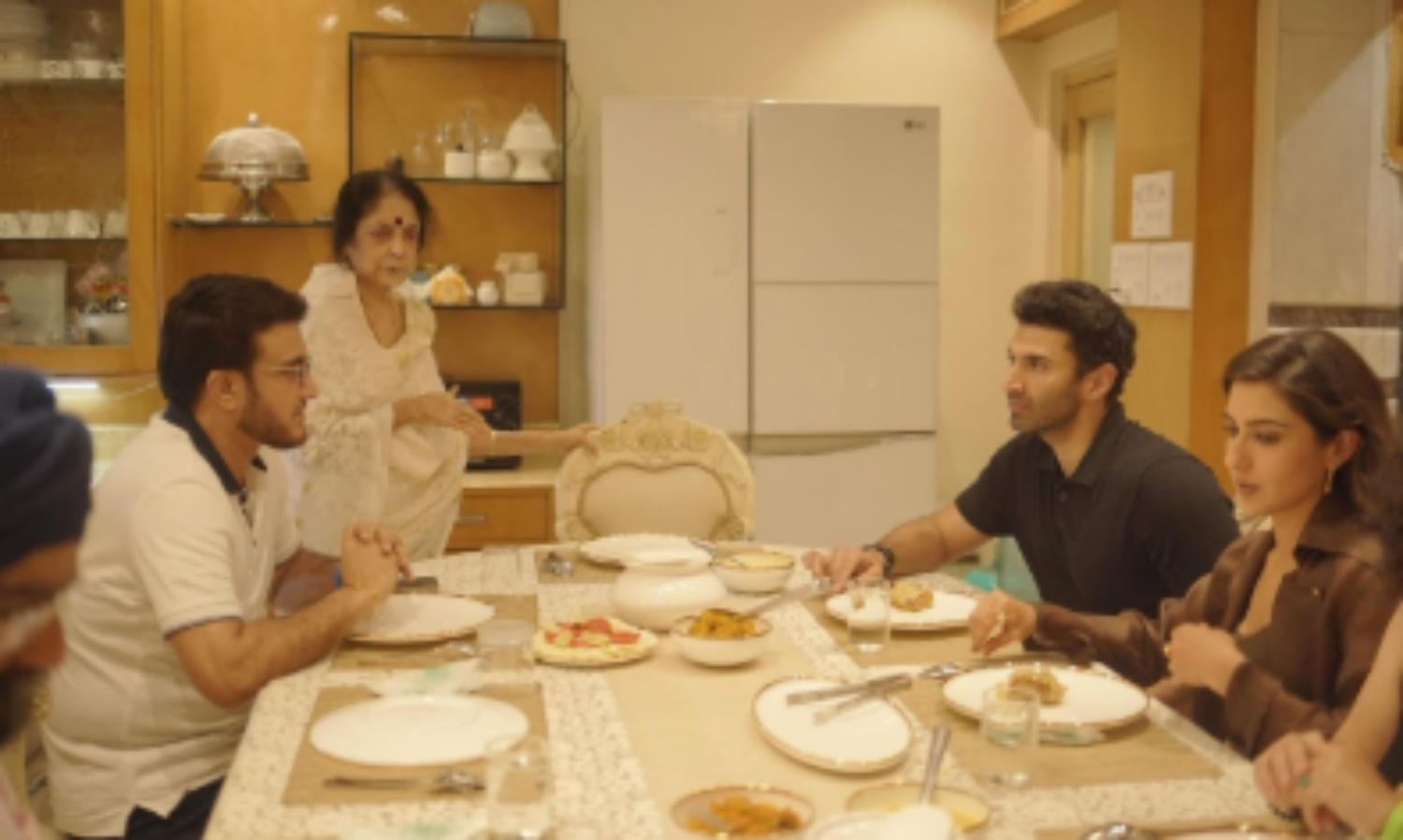सारा अली खान और आदित्य रॉय कपूर ने इस दिग्गज क्रिकेटर से की मुलाकात, तस्वीरें हो रही वायरल