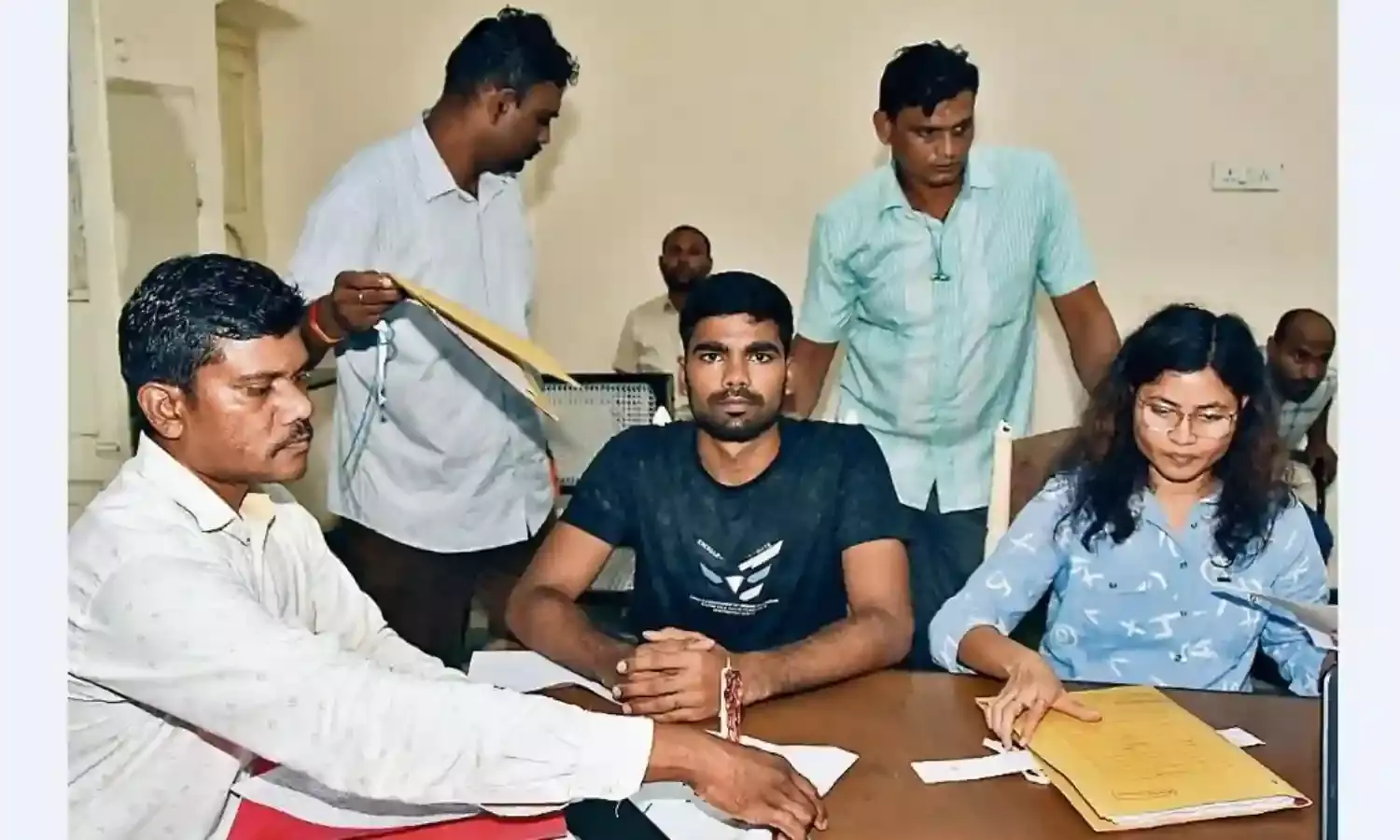 तीन हजार की रिश्वत लेते पुराने बस स्टैंड में पटवारी को दबोचा