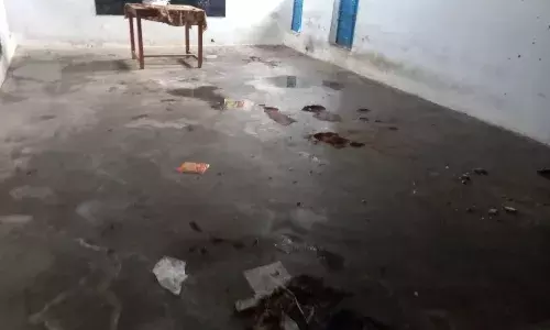 माध्यमिक शाला मेहगवां के कक्षों में टपकता है बारिश का पानी, छात्रों की पढाई प्रभावित