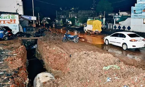 तिरछा बना रहे नाला, शासकीय जमीन पर किए जा रहे कब्जों को भी भूले