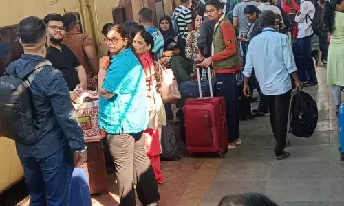 नागपुर स्टेशन पर देरी से पहुंची ट्रेनें , 5-5 घंटे यात्रियों को करना पड़ रहा इंतजार