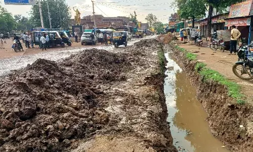 अवंतीबाई चौक पर नाली खोदी, मलवा सड़क पर छोडा, दुकानों के सामने का आवागमन हुआ बंद