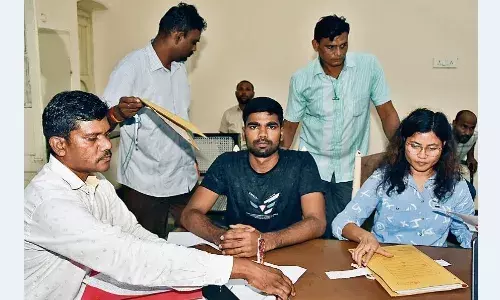 तीन हजार की रिश्वत लेते पुराने बस स्टैंड में पटवारी को दबोचा