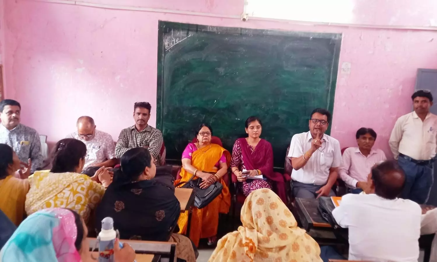 सहायक संचालक ने ली एईओ की समीक्षा बैठक सहायक संचालक ने ली एईओ की समीक्षा बैठक