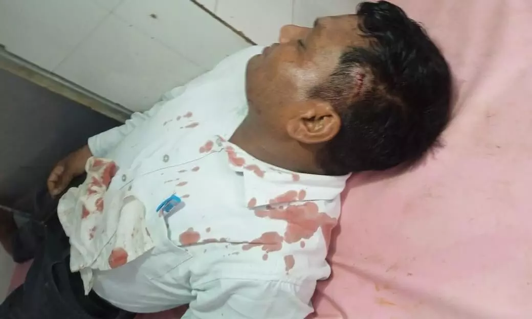 चारपहिया व ट्रक की टक्कर में चालक सहित पांच घायल चारपहिया व ट्रक की टक्कर में चालक सहित पांच घायल