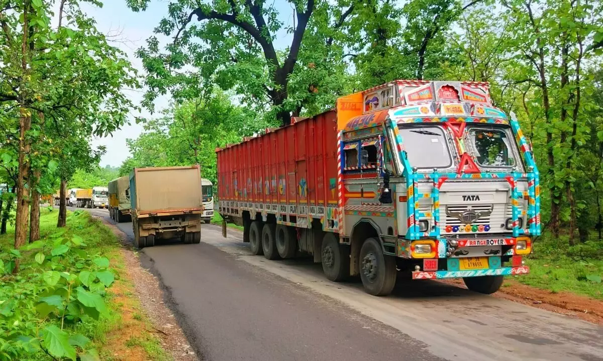 पेड़ से टकराकर सीमेन्ट से भरा ट्राला सडक़ के बीच में आया, पन्ना-छतरपुर हाइवे मडला घाटी में रात भर लगा रहा जाम, हजारों वाहन फंसे रहे पेड़ से टकराकर सीमेन्ट से भरा ट्राला सडक़ के बीच में आया, पन्ना-छतरपुर हाइवे मडला घाटी में रात भर लगा रहा जाम, हजारों वाहन फंसे रहे