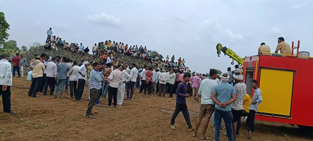 खेत में बुआई करते समय ट्रैक्टर सहित कुएं में गिरा चालक, मौके पर मौत खेत में बुआई करते समय ट्रैक्टर सहित कुएं में गिरा चालक, मौके पर मौत