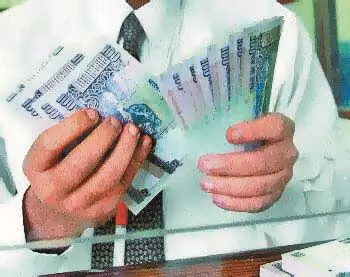 10 हजार रुपए महीने की कमाई, फिर भी युवक को मिला 1.29 करोड़ की जीएसटी भरने का नोटिस 10 हजार रुपए महीने की कमाई, फिर भी युवक को मिला 1.29 करोड़ की जीएसटी भरने का नोटिस