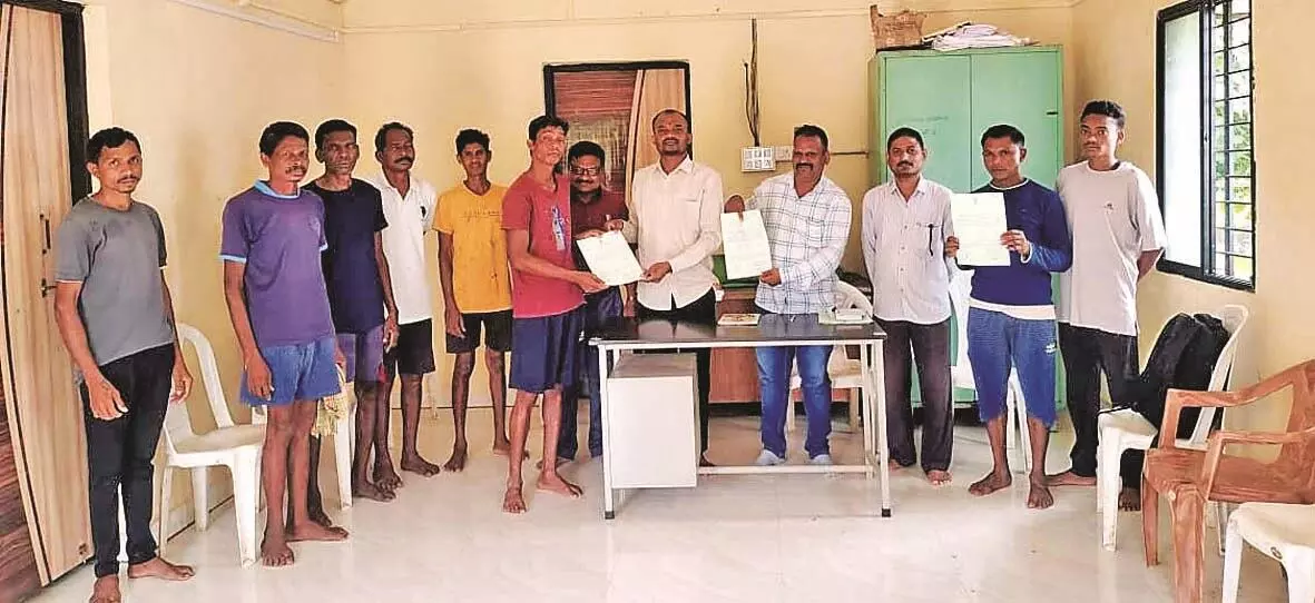 गडचिरोली के कामनगढ़ में ड्रोन से मकान और खेतों का किया गया सर्वे गडचिरोली के कामनगढ़ में ड्रोन से मकान और खेतों का किया गया सर्वे