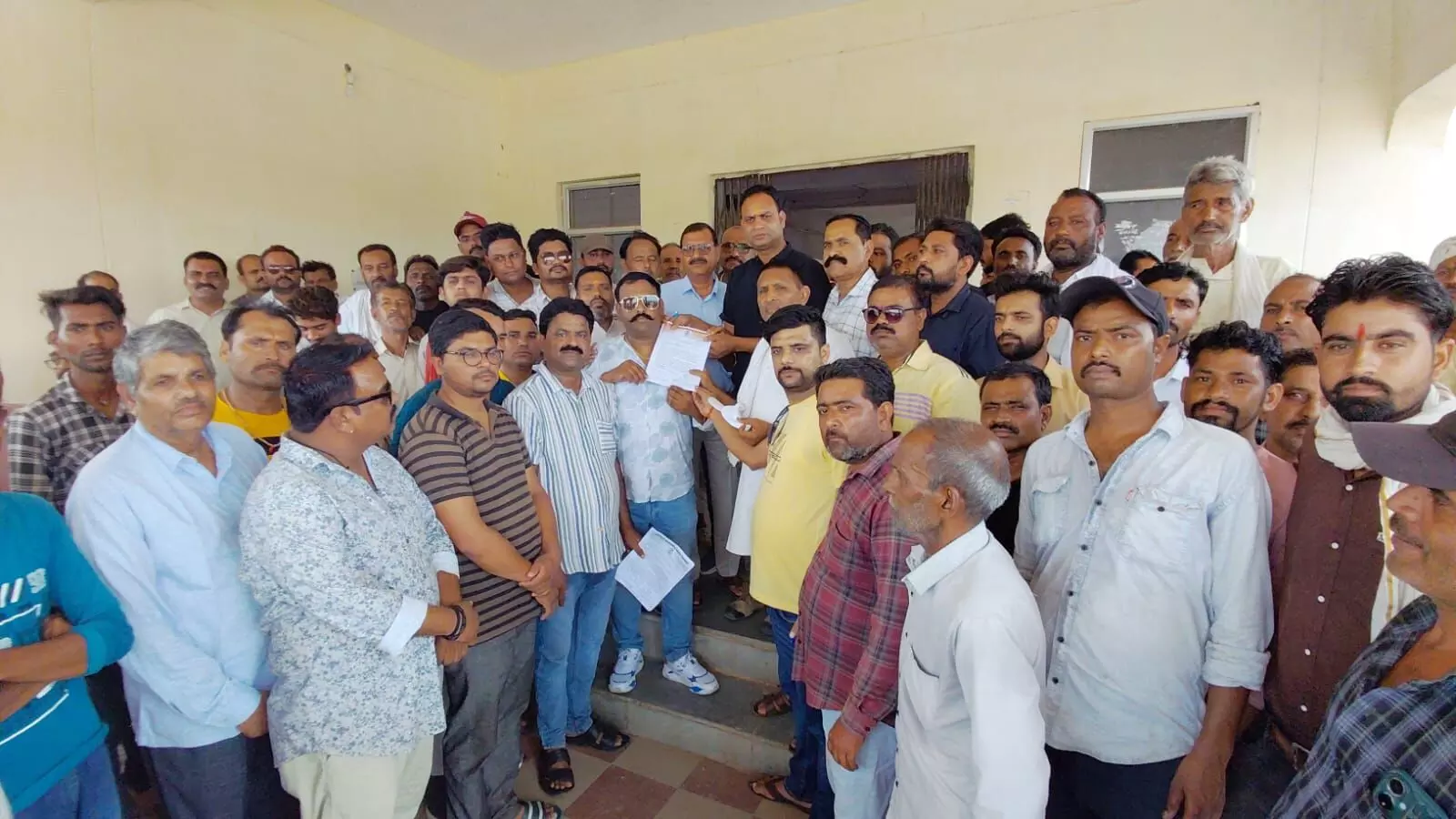 यादव कथा वाचकों के साथ हुई घटना के विरोध यादव महासभा ने सौंपा ज्ञापन यादव कथा वाचकों के साथ हुई घटना के विरोध यादव महासभा ने सौंपा ज्ञापन