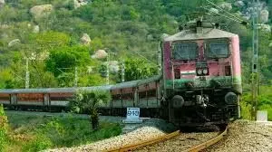 ट्रेनों में टिकट के लिए मारामारी, मामूली वेटिंग लिस्ट पर ही टिकट देना बंद ट्रेनों में टिकट के लिए मारामारी, मामूली वेटिंग लिस्ट पर ही टिकट देना बंद