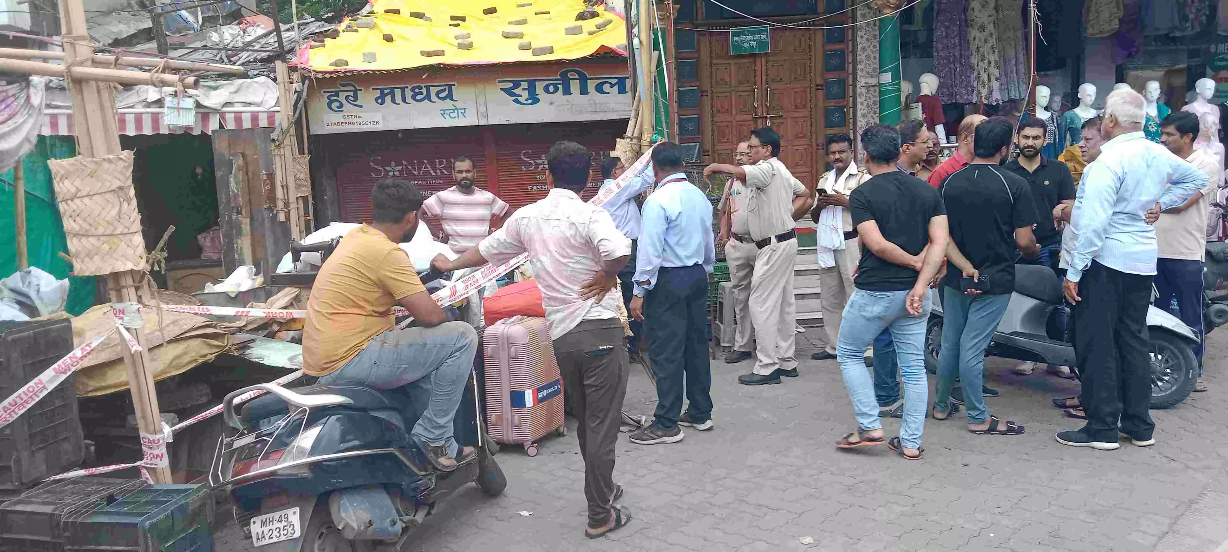 महल स्थित निर्माणाधीन भवन के गड्ढे में पोकलेन मशीन सहित गढ्ढे में गिरे चालक व मजदूर महल स्थित निर्माणाधीन भवन के गड्ढे में पोकलेन मशीन सहित गढ्ढे में गिरे चालक व मजदूर