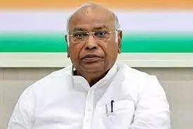आम जनता की जेब काटने में लगी है केंद्र सरकार - मल्लिकार्जुन खड़गे आम जनता की जेब काटने में लगी है केंद्र सरकार - मल्लिकार्जुन खड़गे