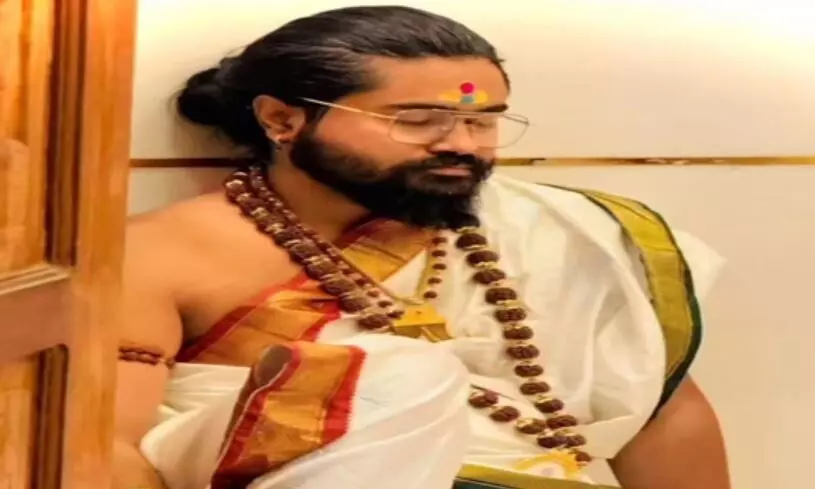 पुणे में फर्जी बाबा का हुआ भांडाफोड़, धार्मिक अनुष्ठानों के नाम पर करवाता था अश्लील हरकतें, पुलिस ने किया गिरफ्तार पुणे में फर्जी बाबा का हुआ भांडाफोड़, धार्मिक अनुष्ठानों के नाम पर करवाता था अश्लील हरकतें, पुलिस ने किया गिरफ्तार