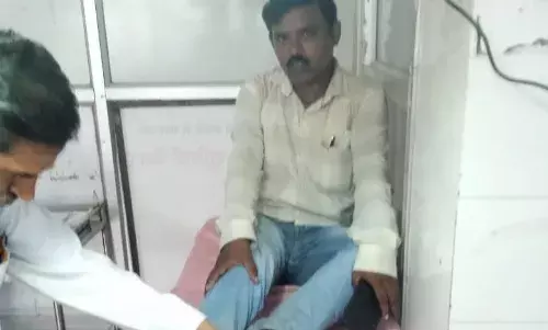 अवारा कुत्ते के काटने से पटवारी घायल