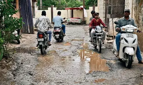 जिस रास्ते से गुजरकर भरता है सरकारी खजाना, वही सड़क तंगहाली की शिकार