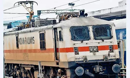 राजकोट एक्सप्रेस का इंजन फेल, 110 की जगह 40 की रफ्तार से चली ट्रेन
