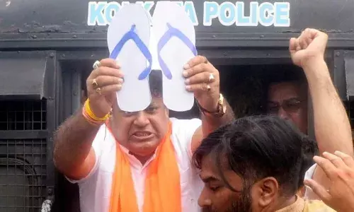कोलकाता लॉ कॉलेज में गैंगरेप की घटना के खिलाफ प्रदर्शन कर रहे बीजेपी मंत्री सुकांत मजूमदार को हिरासत में लिया, कहा- ये लोकतंत्र का चेहरा..