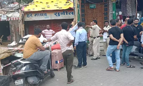 महल स्थित निर्माणाधीन भवन के गड्‌ढे में पोकलेन मशीन सहित गढ्ढे में गिरे चालक व मजदूर