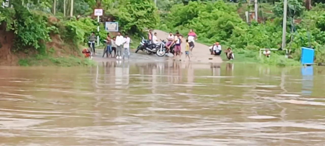 बाघिन नदीं के रपटा के ऊपर आया पानी, एक दर्जन ग्रामों का सम्पर्क टूटा बाघिन नदीं के रपटा के ऊपर आया पानी, एक दर्जन ग्रामों का सम्पर्क टूटा