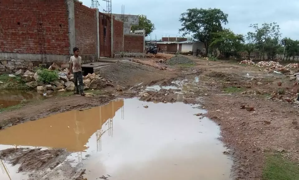 जल भराव होने से सडक़ में आवागमन हुआ मुश्किल, निकासी की व्यवस्था नहीं होने से लोगों को उठानी पड रही परेशानी जल भराव होने से सडक़ में आवागमन हुआ मुश्किल, निकासी की व्यवस्था नहीं होने से लोगों को उठानी पड रही परेशानी