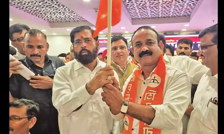 शिंदे ने कहा - विदर्भ में शिवसेना को बढ़ाने के प्रयास नहीं हुए, तुमसरे- दलाल- कुंभलकर शामिल शिंदे ने कहा - विदर्भ में शिवसेना को बढ़ाने के प्रयास नहीं हुए, तुमसरे- दलाल- कुंभलकर शामिल