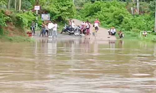 बाघिन नदीं के रपटा के ऊपर आया पानी, एक दर्जन ग्रामों का सम्पर्क टूटा
