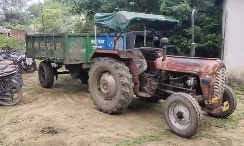 नपा के ट्रेक्टर ने बालक को कुचला, बीच शहर की घटना, नाना को खाना देने जा रहा था 12 वर्षीय बालक