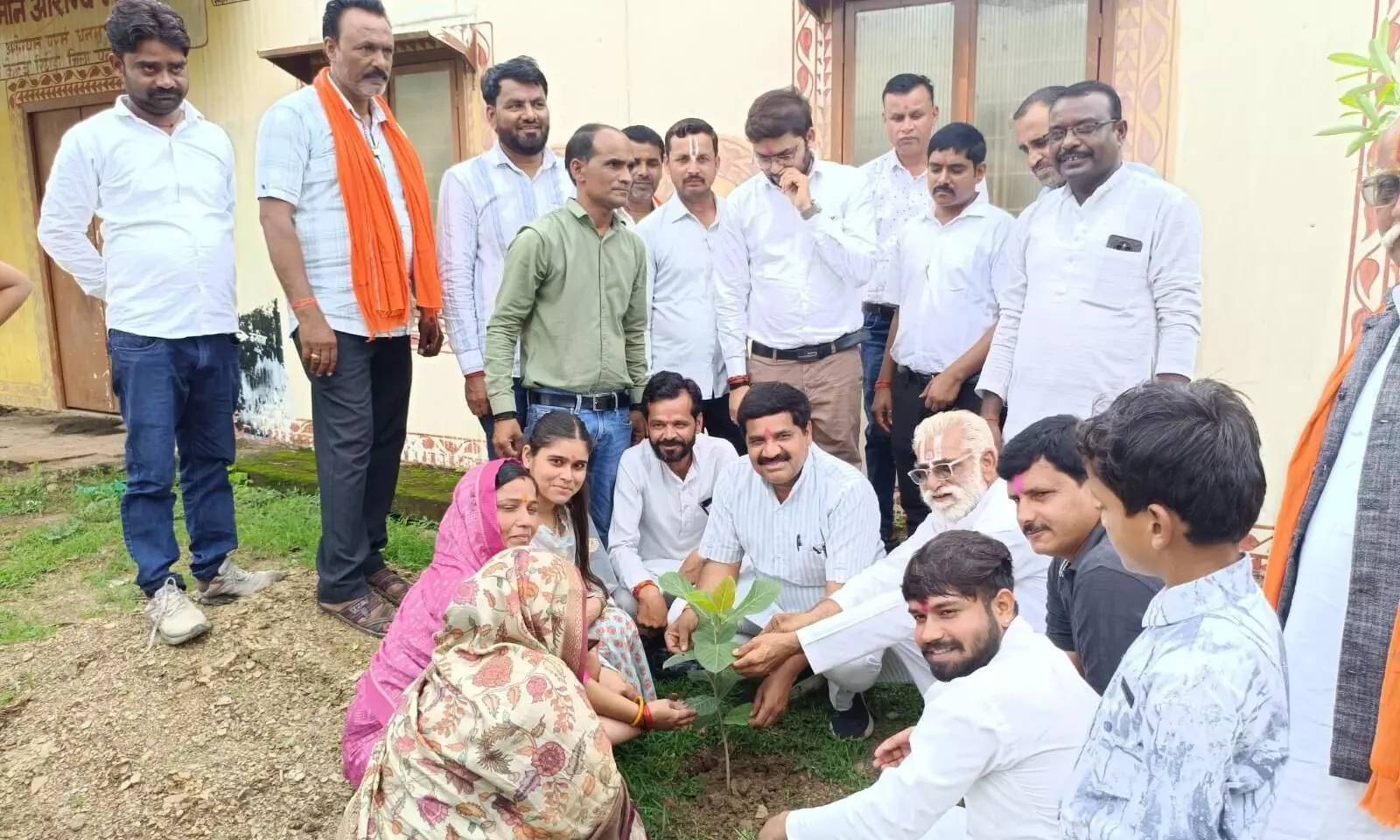 मन की बात कार्यक्रम के साथ किया गया वृक्षारोपण मन की बात कार्यक्रम के साथ किया गया वृक्षारोपण