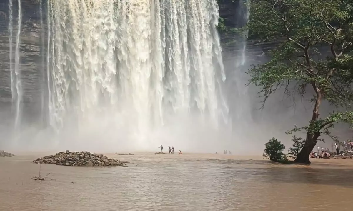 पन्ना के वृहस्पति कुण्ड में डूबे तीन युवक, लापता युवको में दो सतना के एक पन्ना का पन्ना के वृहस्पति कुण्ड में डूबे तीन युवक, लापता युवको में दो सतना के एक पन्ना का