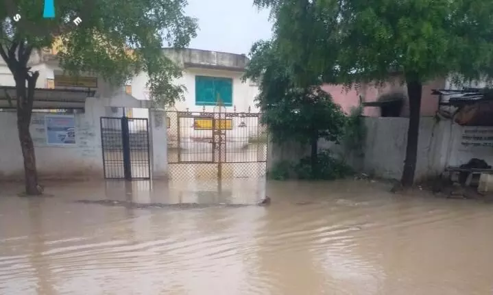 विद्यालय परिसर में हो रहा जलभराव, छात्र-छात्राओ को हो रही असुविधा विद्यालय परिसर में हो रहा जलभराव, छात्र-छात्राओ को हो रही असुविधा