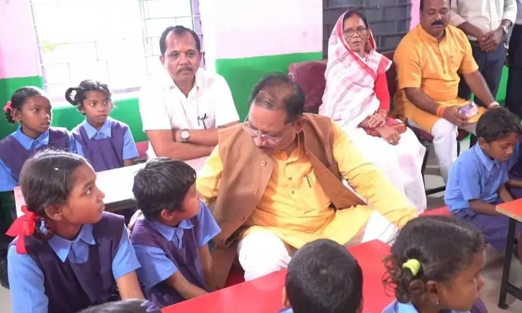 पढ़ाई ठीक से करना है न, मोबाइल ज्यादा नहीं देखना, बच्चों के बीच बैठकर स्मार्ट क्लास रूम से हुए सीएम विष्णु साय रू-ब-रू पढ़ाई ठीक से करना है न, मोबाइल ज्यादा नहीं देखना, बच्चों के बीच बैठकर स्मार्ट क्लास रूम से हुए सीएम विष्णु साय रू-ब-रू