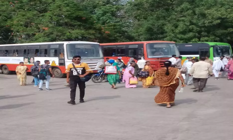 यात्रियों की हो गई बल्ले बल्ले - एसटी का सफर हुआ सस्ता, ऑनलाइन टिकट में 15 प्रतिशत छूट यात्रियों की हो गई बल्ले बल्ले - एसटी का सफर हुआ सस्ता, ऑनलाइन टिकट में 15 प्रतिशत छूट