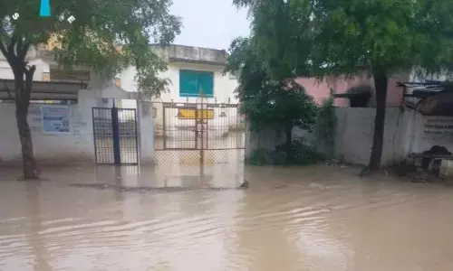 विद्यालय परिसर में हो रहा जलभराव, छात्र-छात्राओ को हो रही असुविधा