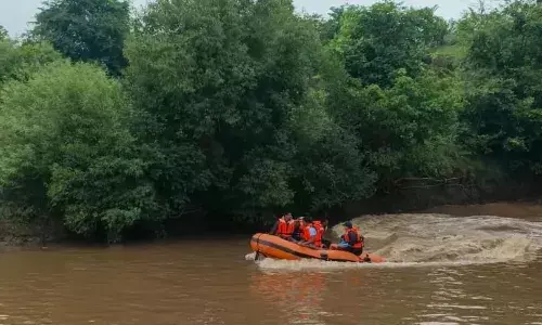 नाले में बहे युवक का नहीं लगा सुराग, रेस्क्यू में बांधा बन रही बारिश, लावाघोघरी के पर्राडोल नाले में बहे युवक की तलाश जारी