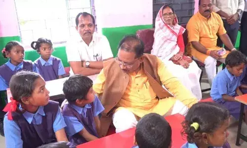 पढ़ाई ठीक से करना है न, मोबाइल ज्यादा नहीं देखना, बच्चों के बीच बैठकर स्मार्ट क्लास रूम से हुए सीएम विष्णु साय रू-ब-रू